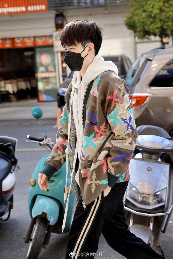 任豪今日上班饭拍棕色印花外套运动裤休闲帅气的开工