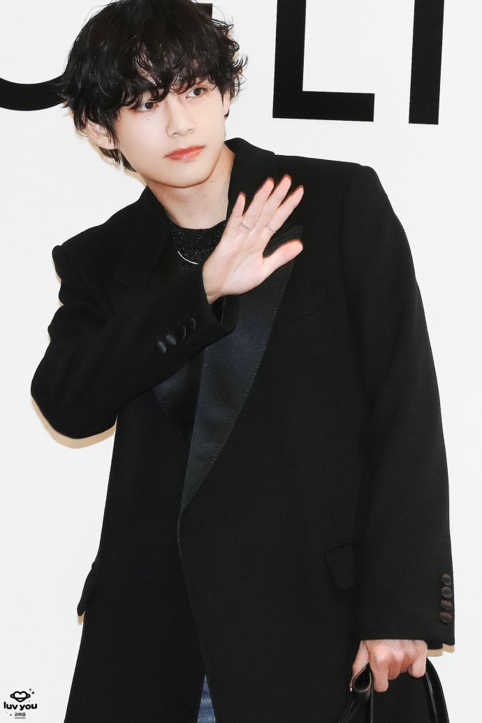 金泰亨卷毛生图状态好好啊简直是比闪光灯还耀眼的美貌啊