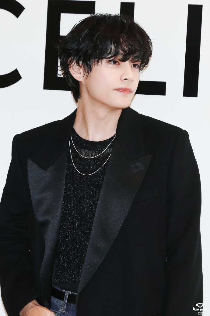 金泰亨卷发造型请多来点!真的太适合啦!