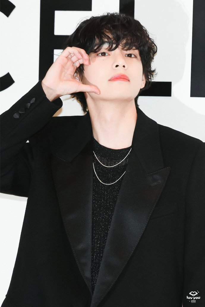 简直是比闪光灯还耀眼的美貌啊!金泰亨卷发造型请多来点!