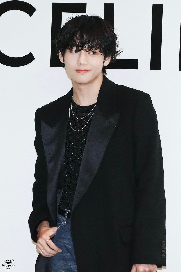 简直是比闪光灯还耀眼的美貌啊!金泰亨卷发造型请多来点!