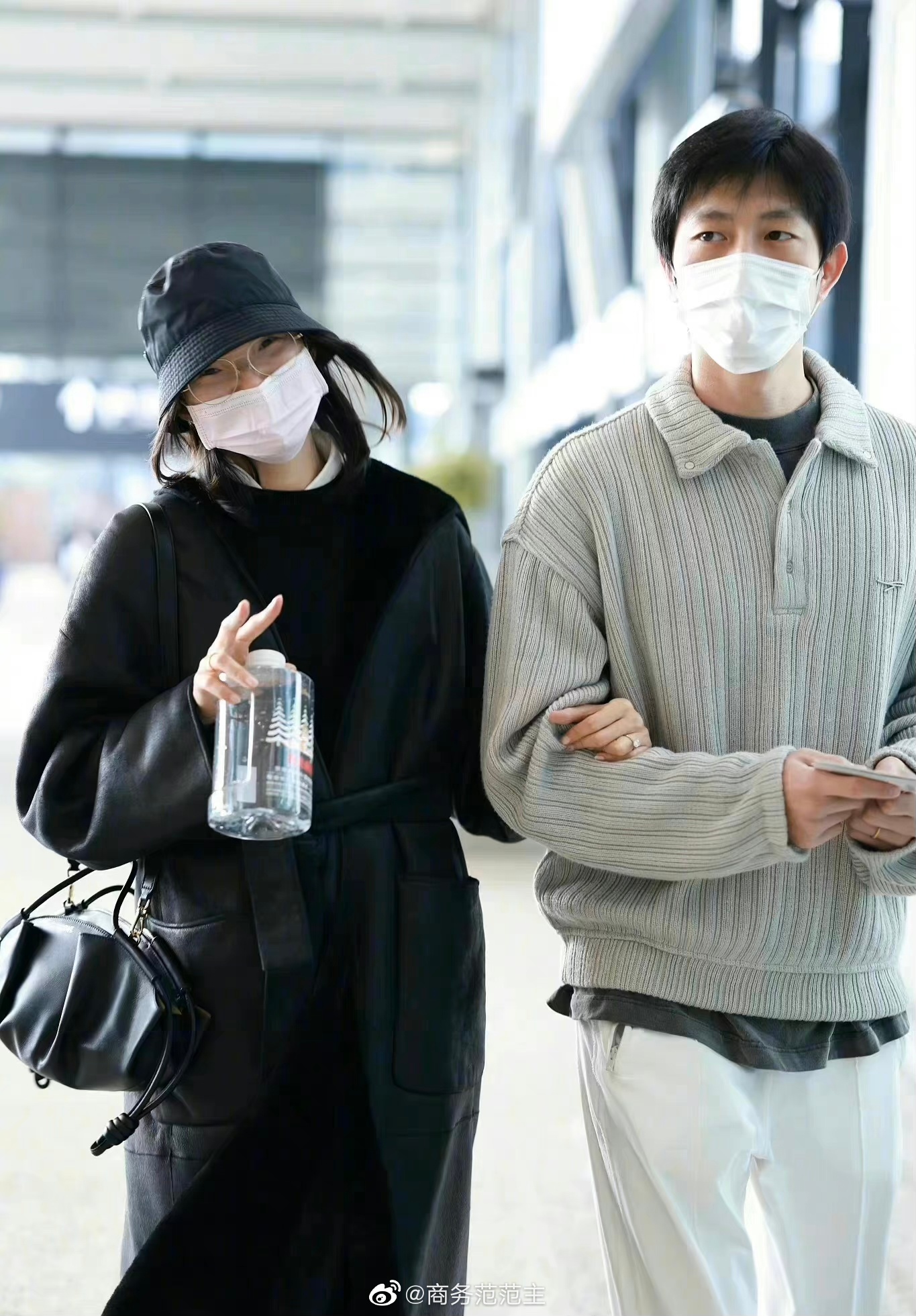 超模雎晓雯甜蜜挽手男友金大川现身机场