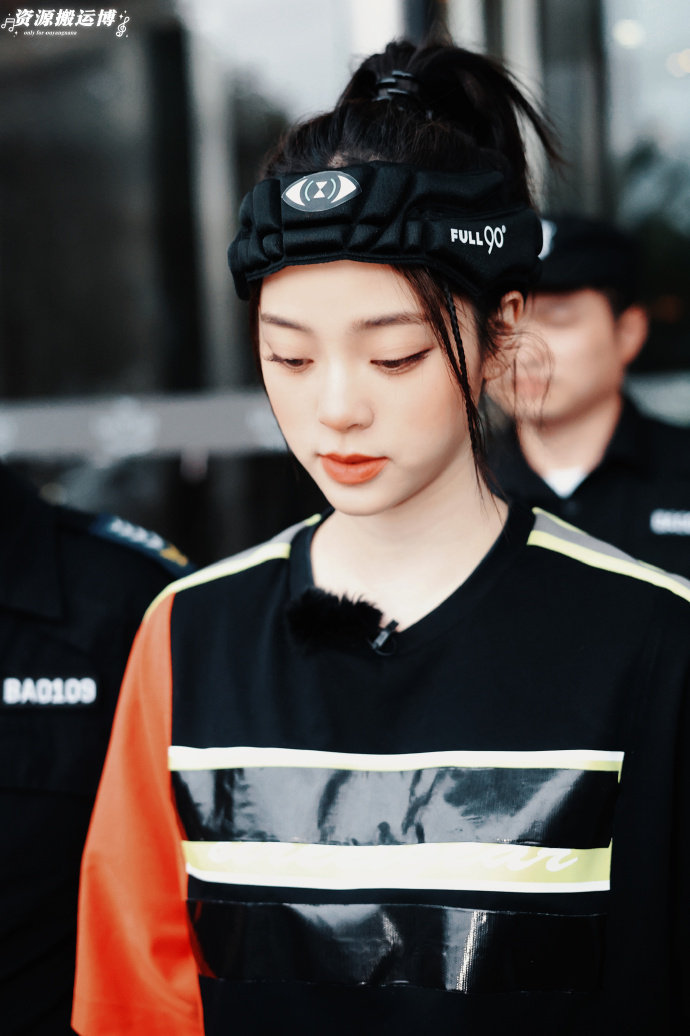 欧阳娜娜《全员加速中》上班路透~ 高马尾 发带,娜比快快跑