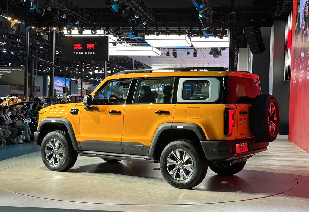全新北京bj40亮相成都车展时尚的硬派越野车