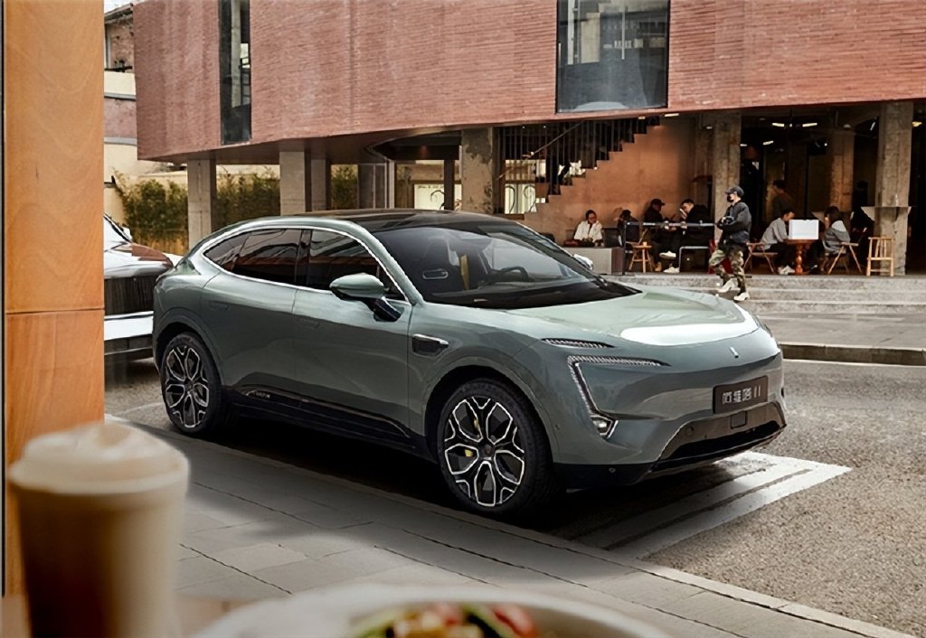 35万买四驱纯电SUV，阿维塔11还是加钱上Model Y？