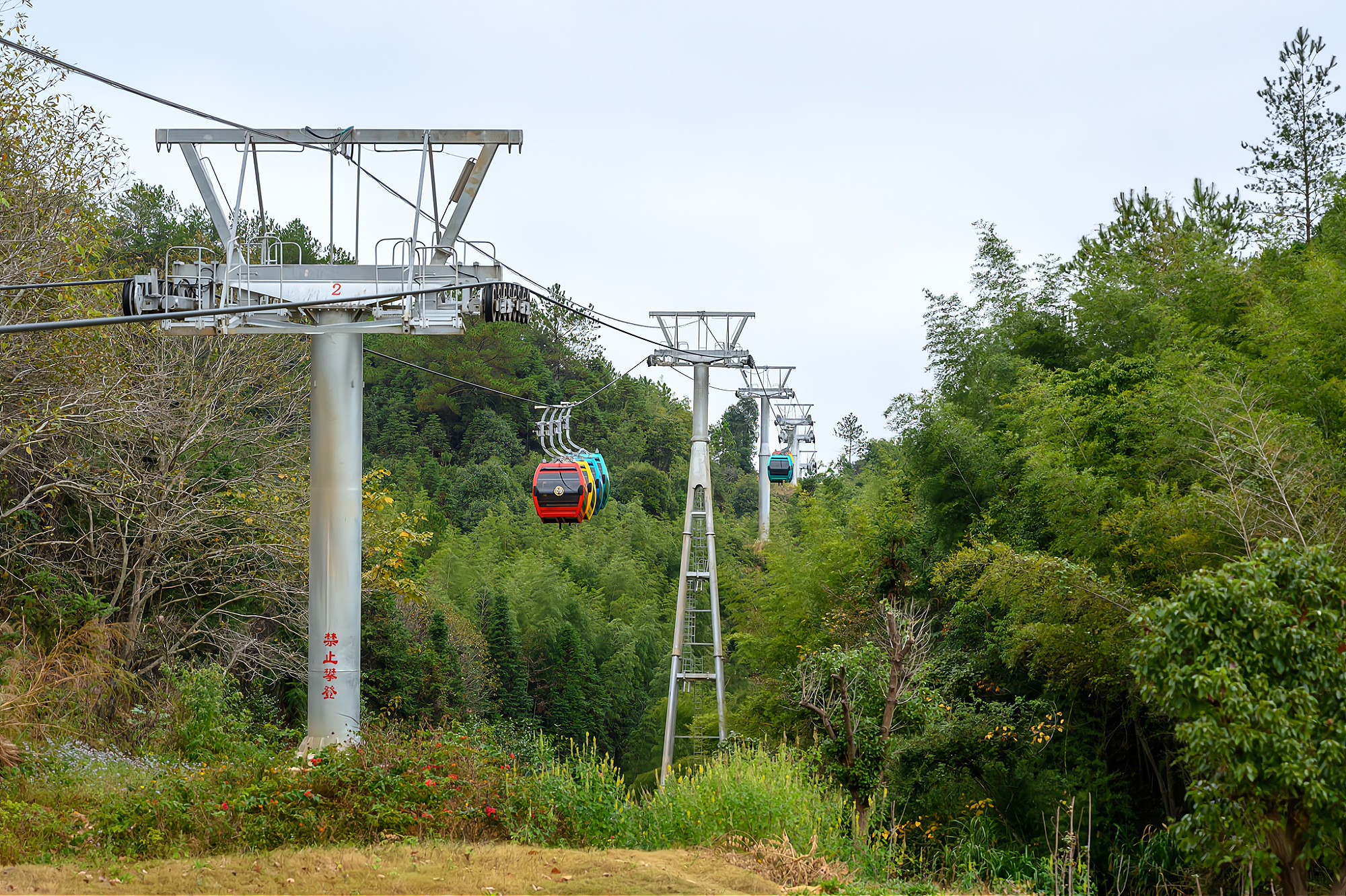 赣南第一条客运索道全长1100米4个缆车一组好似空中巴士
