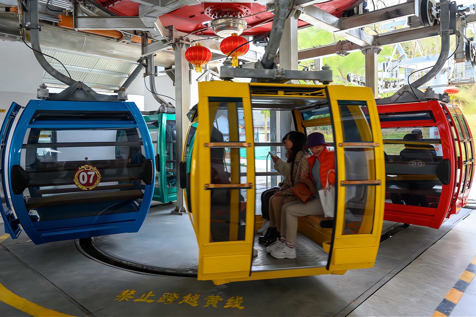 赣南第一条客运索道全长1100米4个缆车一组好似空中巴士