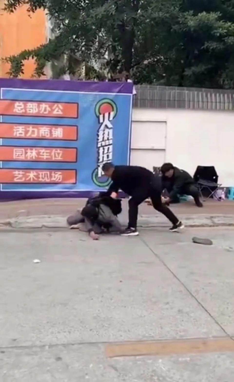 快手主播街头被殴打数分钟,警方:打人者拘留15日休闲区蓝鸢梦想 - Www.slyday.coM 快手主播街头被殴打数分钟,警方:打人者拘留15日休闲区蓝鸢梦想 - Www.slyday.coM