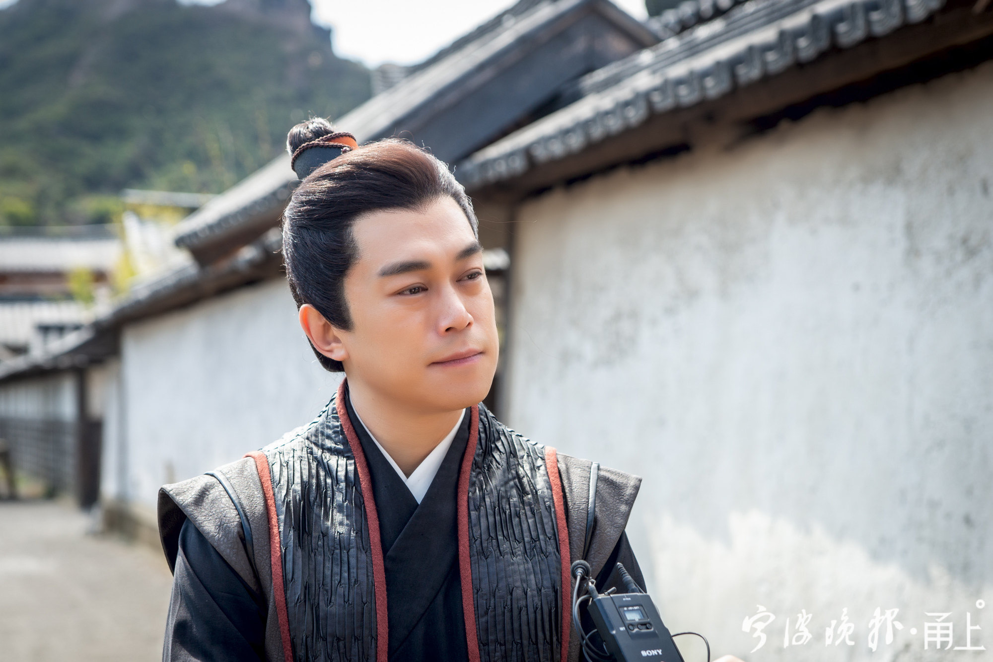 赘婿中的苏文兴正在宁波拍戏 他私下里很幽默有点"皮"