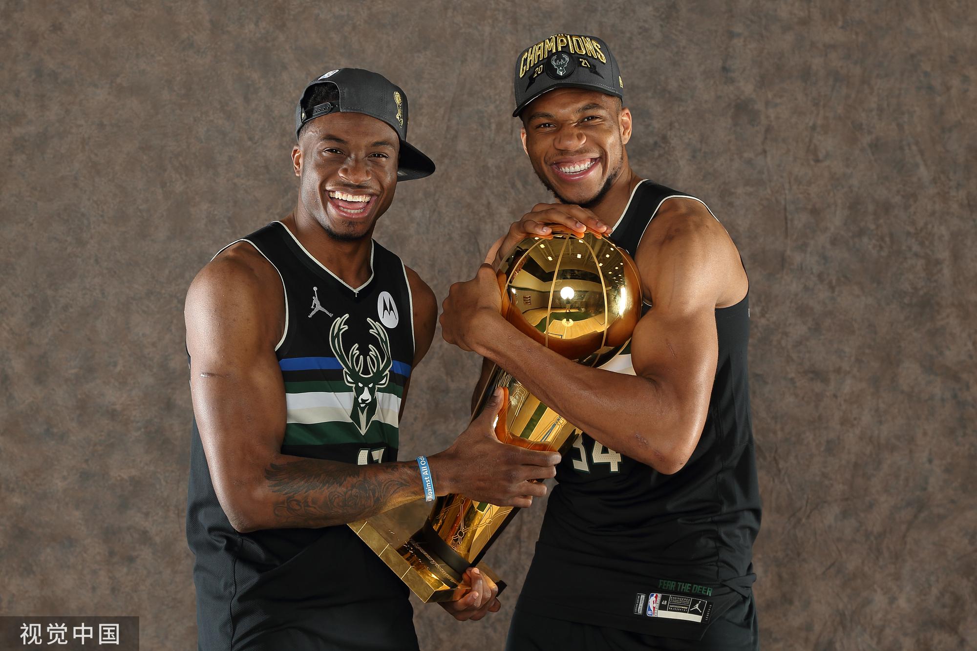 [图]字母兄弟携冠军金杯拍摄写真 庆祝胜利|篮球nba|雄鹿|字母哥_新浪