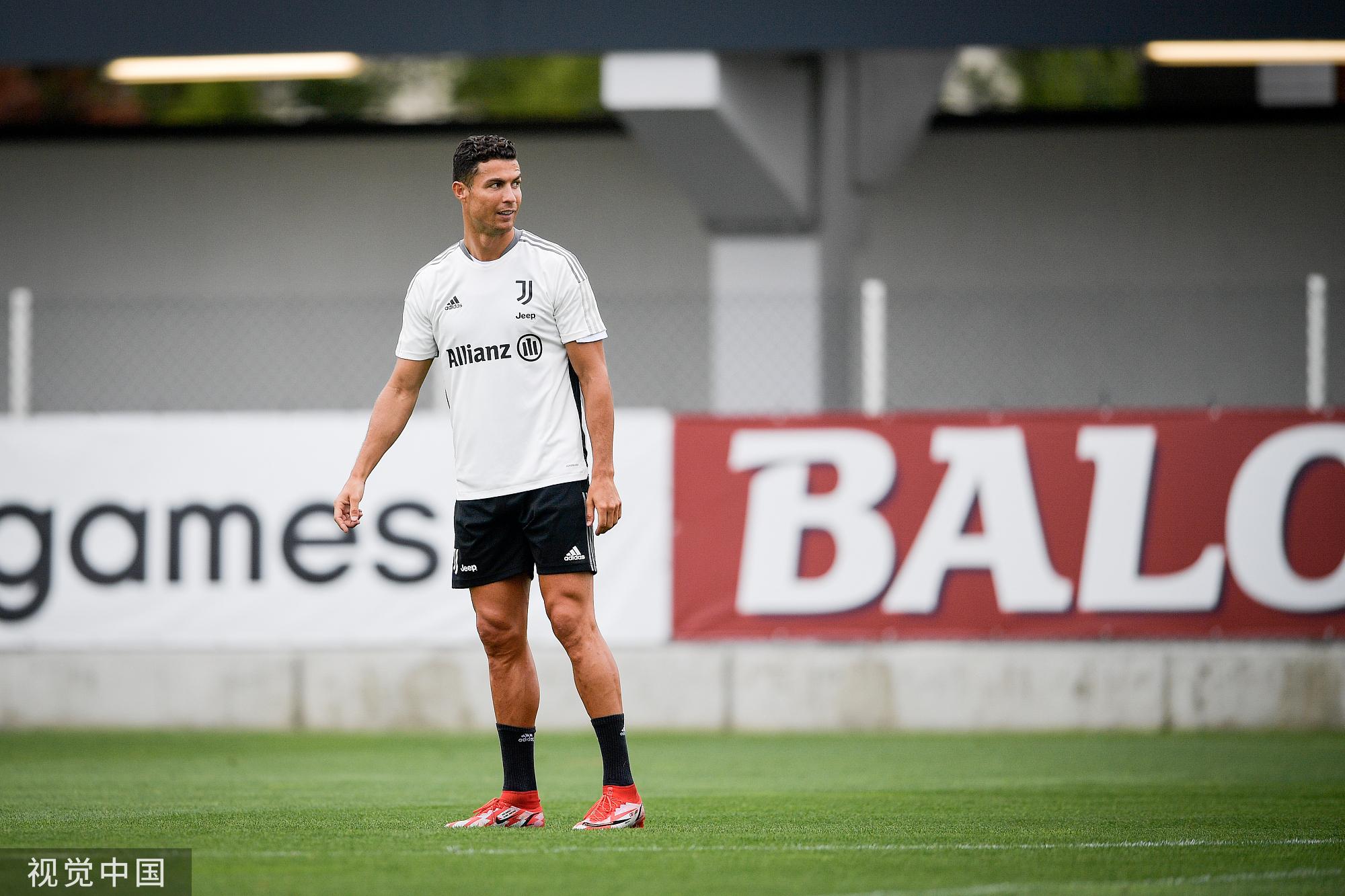 [图]尤文图斯训练 c罗小基耶萨领衔备战新赛季