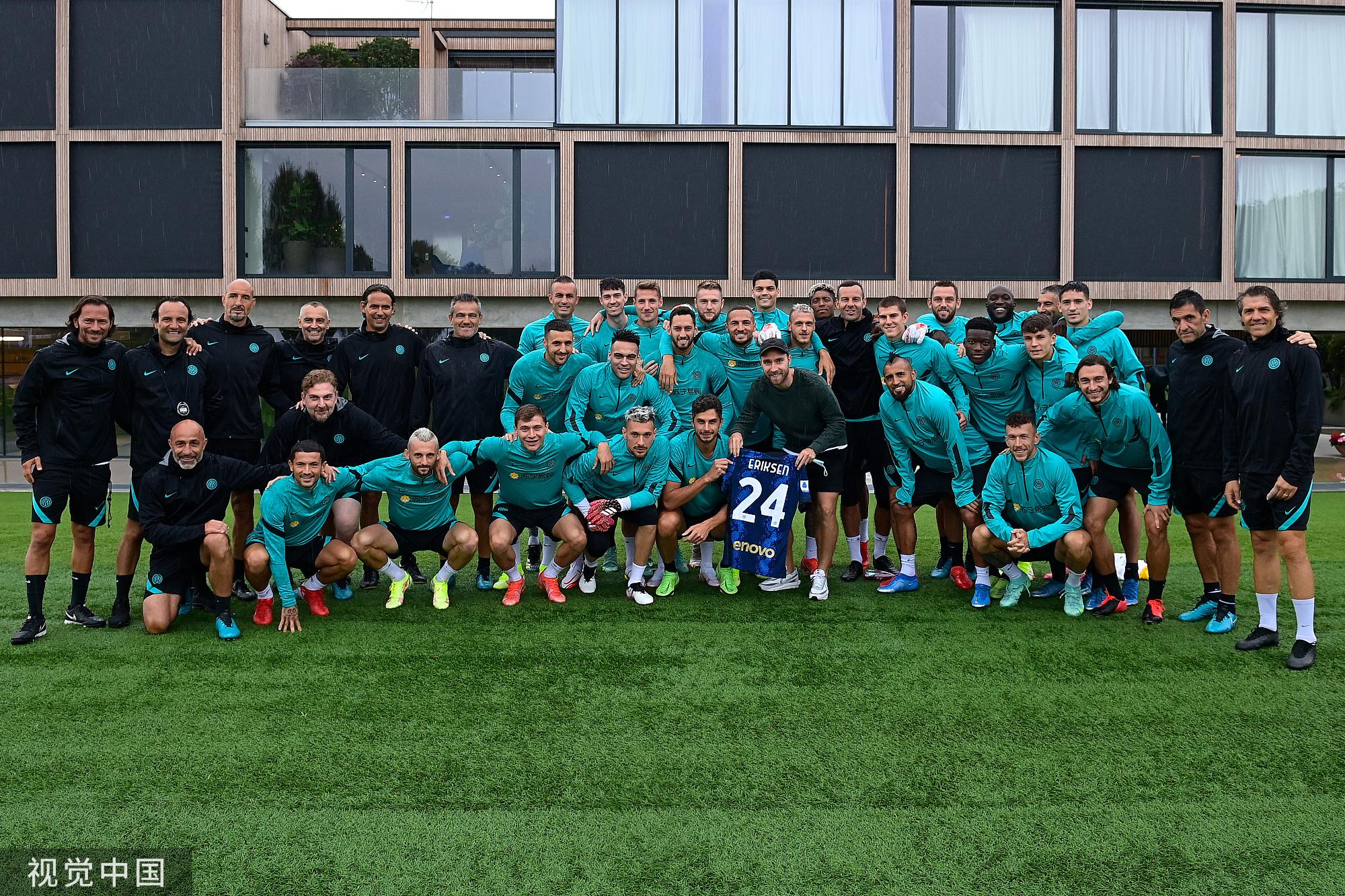 [图]国米训练备战 埃里克森看望队友并拍摄合影