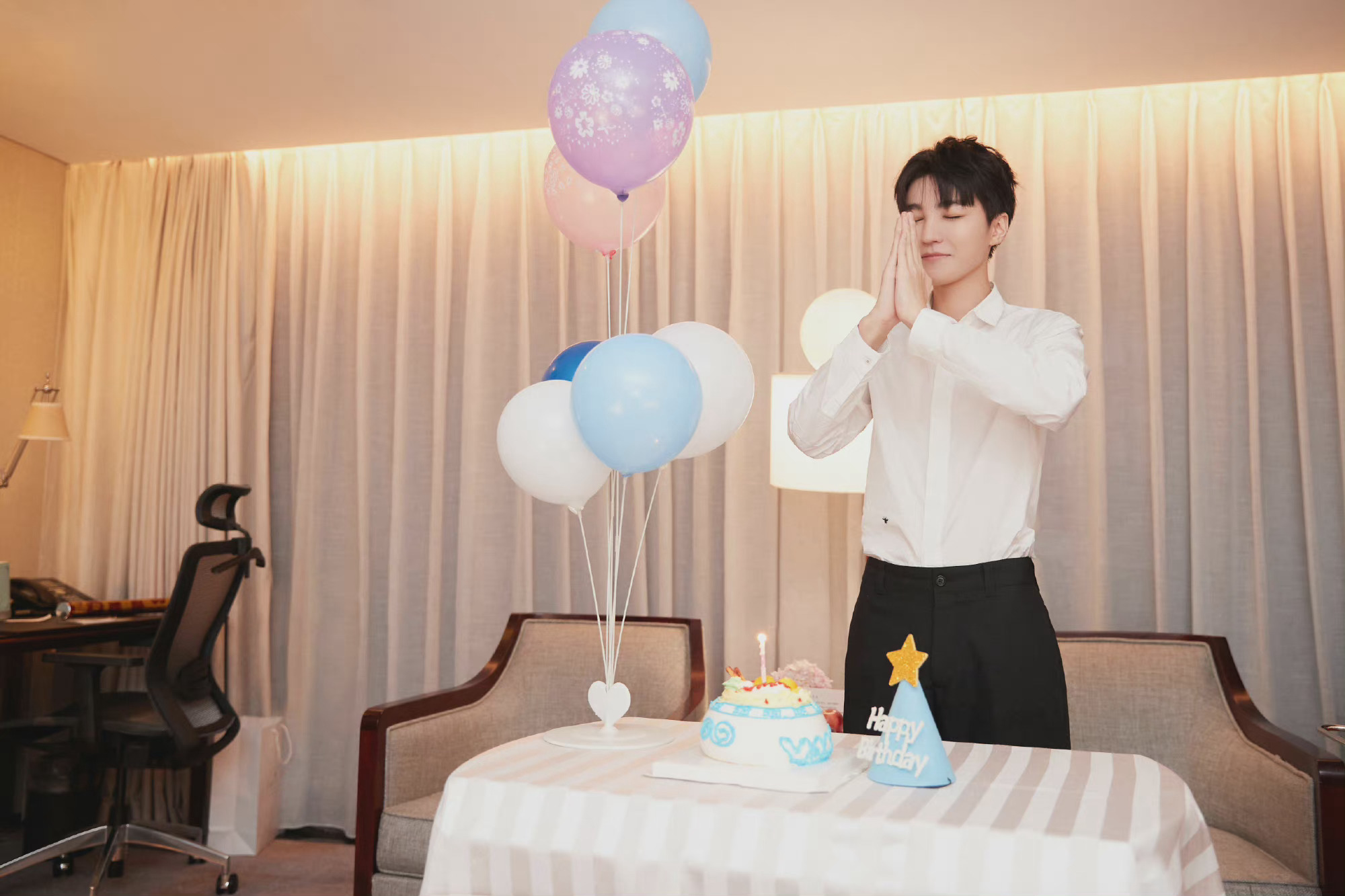 王俊凯生日照片,双手合十许愿的小凯好可爱呐……__财经头条