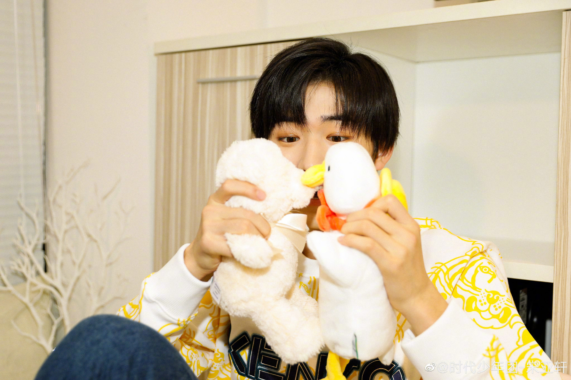 写真 宋亚轩身穿黄色印花卫衣,阳光男孩映入眼帘……__财经头条