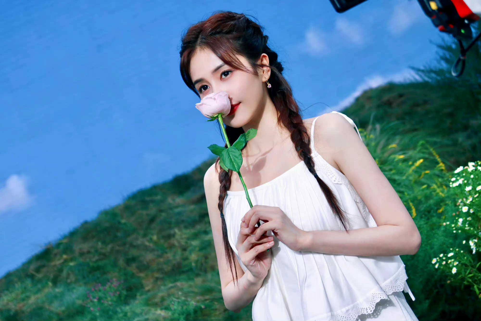 白鹿最新花絮照白色吊带裙77麻花辫森林系大片好可爱呀