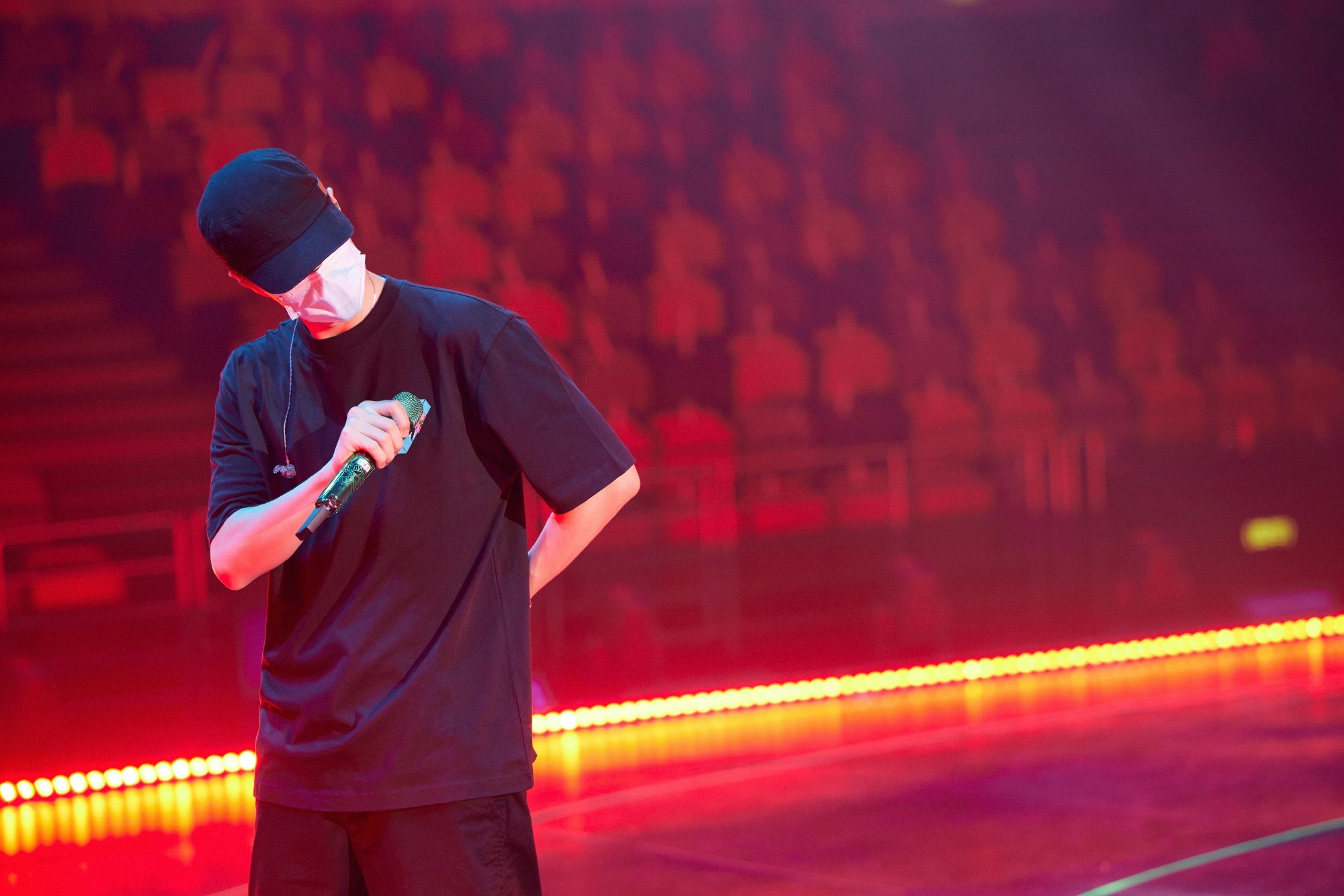 王一博演唱会彩排照 隔着口罩都感受到了酷