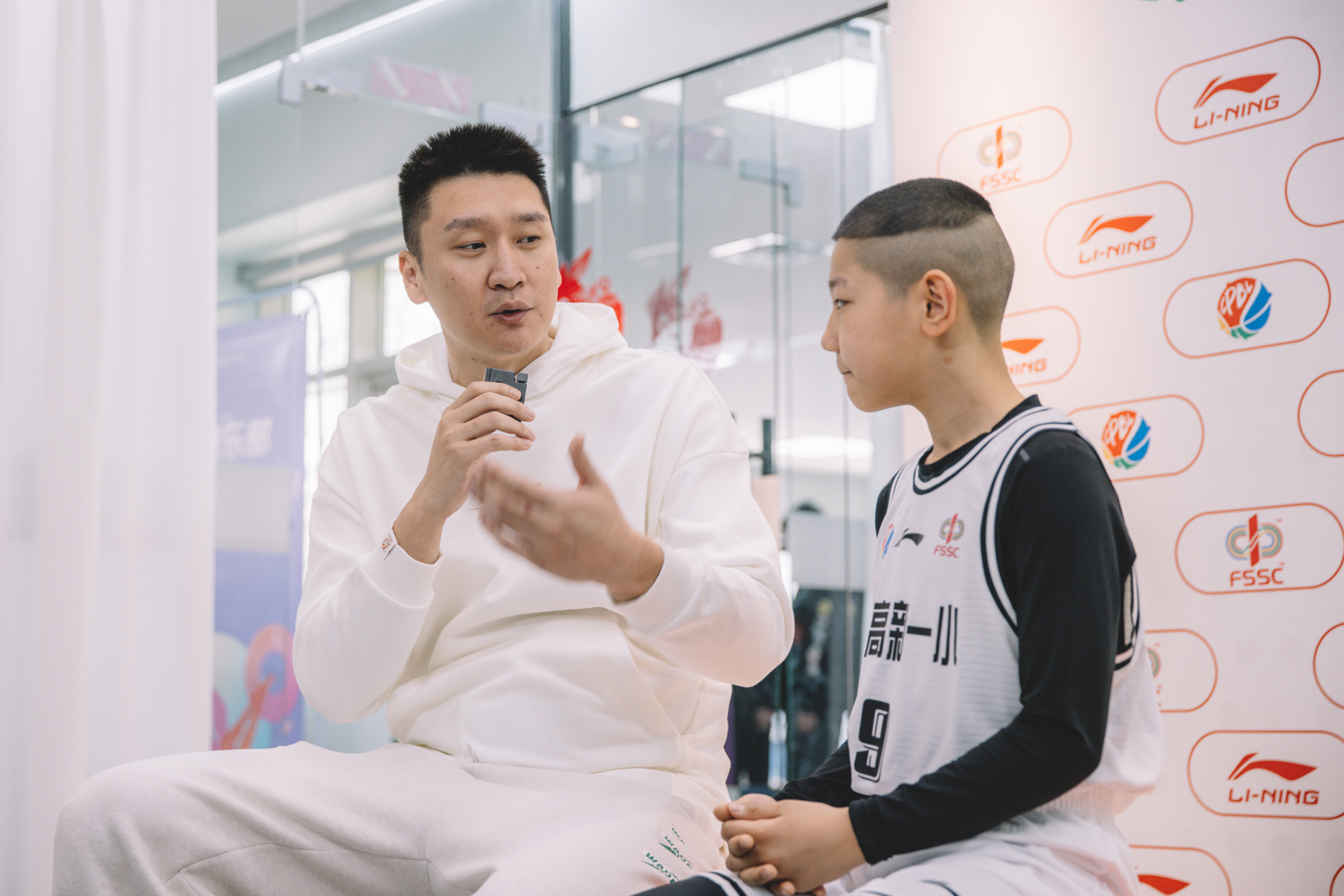 孙悦现身中国小学生篮球联赛……