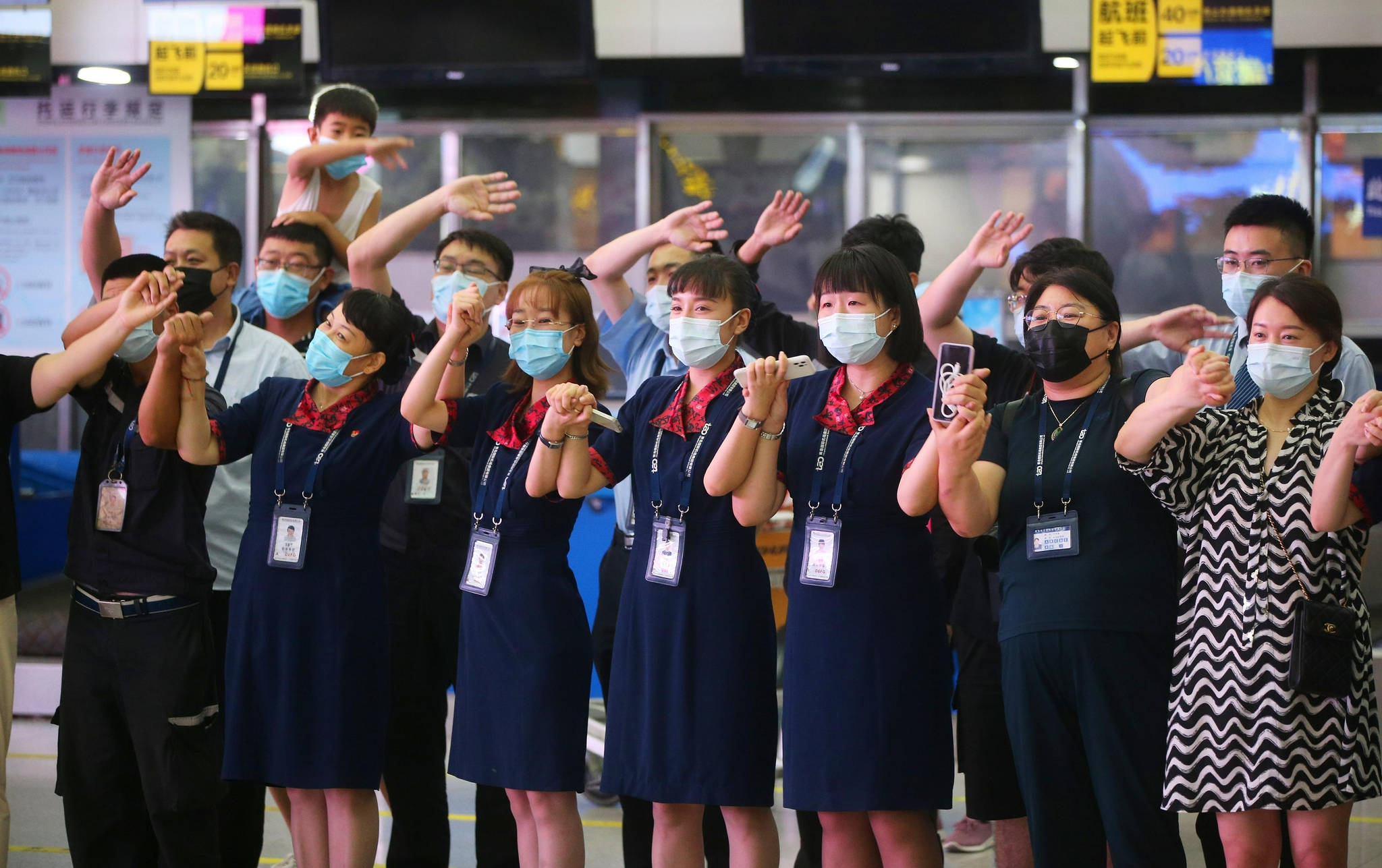 青岛流亭机场停运 民众合影告别