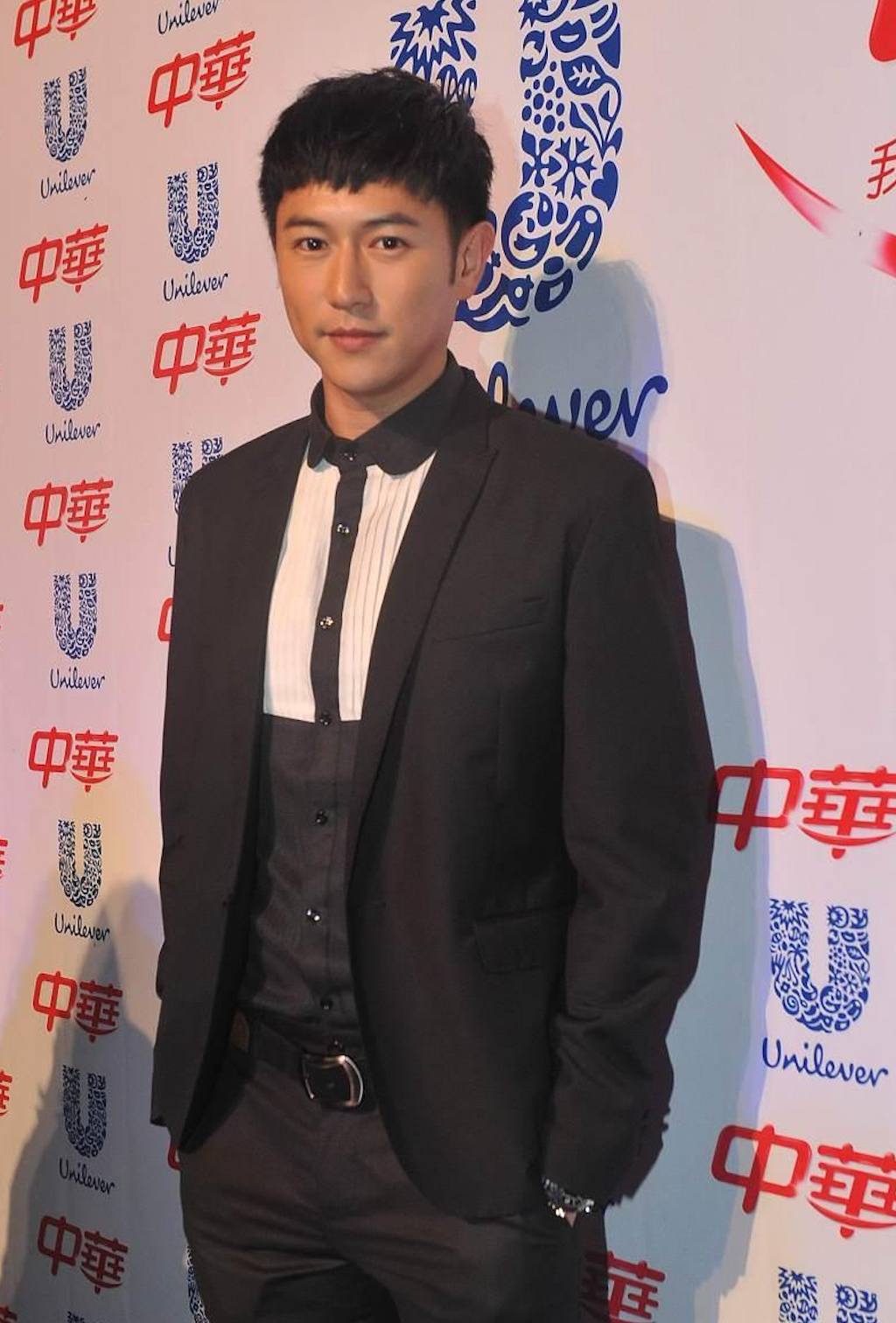 陈键锋叙旧廖碧儿罕露脸,留胡渣中年味十足,重拾学业后深居简出