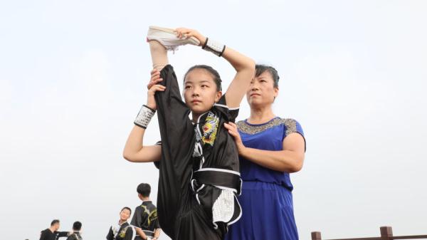 7月17日,教练指导学生们在南宫湖畔练习"南宫开河少林散手通背门".