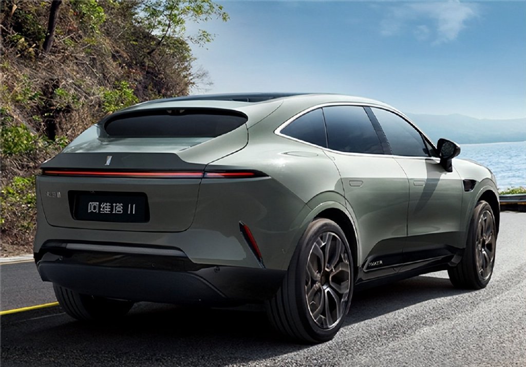 35万买四驱纯电SUV，阿维塔11还是加钱上Model Y？