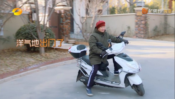 焦俊艳生活中的家,和父母一起攒钱买房,狗狗和家人同桌吃饭休闲区蓝鸢梦想 - Www.slyday.coM 焦俊艳生活中的家,和父母一起攒钱买房,狗狗和家人同桌吃饭休闲区蓝鸢梦想 - Www.slyday.coM