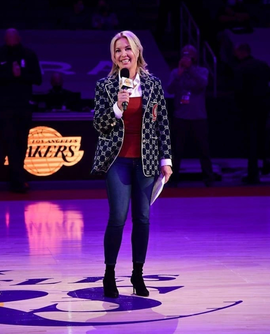 湖人老板珍妮巴斯在60岁生日这天官宣新恋情!