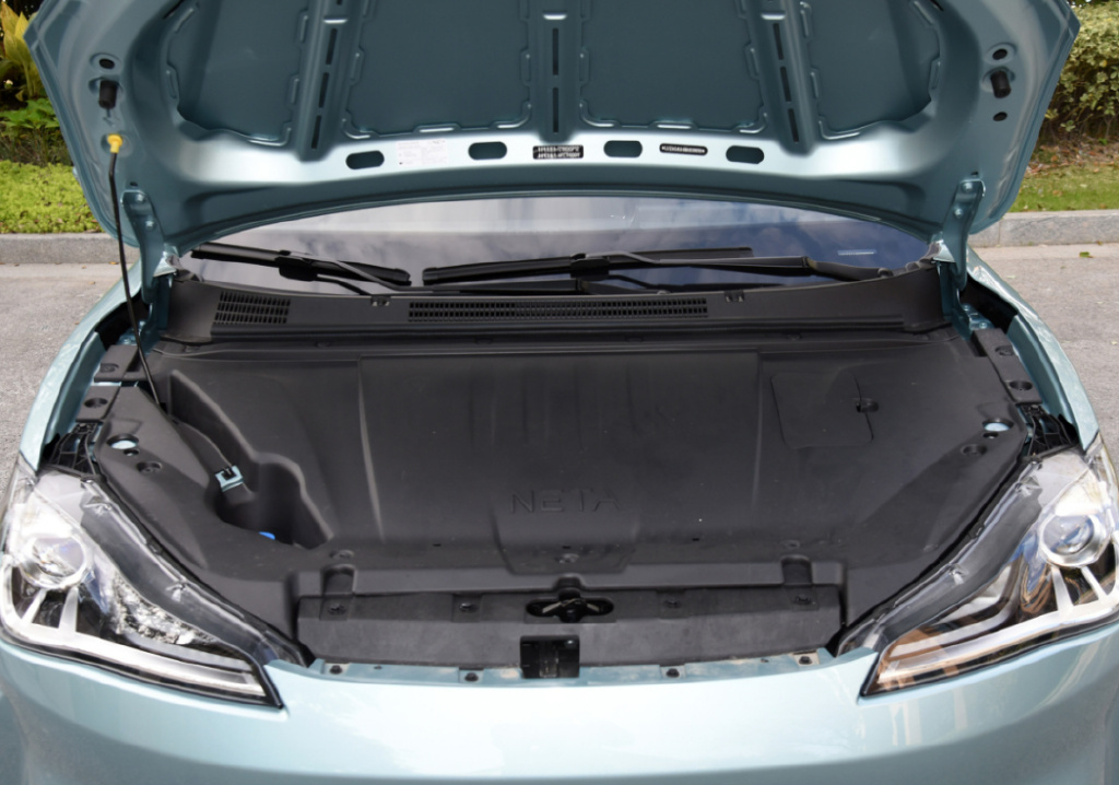 城市代步车怎么选？几何E对比哪吒V，谁更适合？