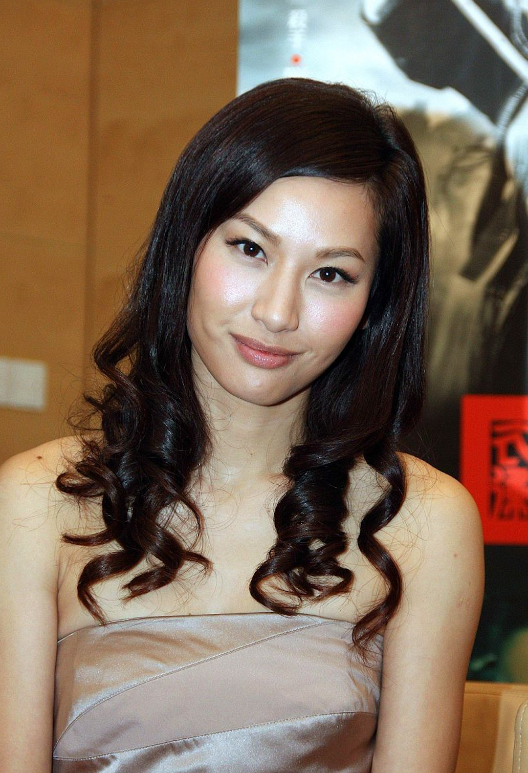 徐子珊退圈一年罕露脸,打扮贵气身形健美,享受平凡生活婉拒复出