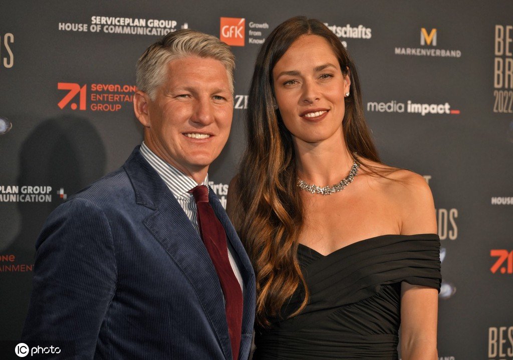 德国慕尼黑小猪施魏因施泰格携爱妻伊万诺维奇现身某颁奖典礼