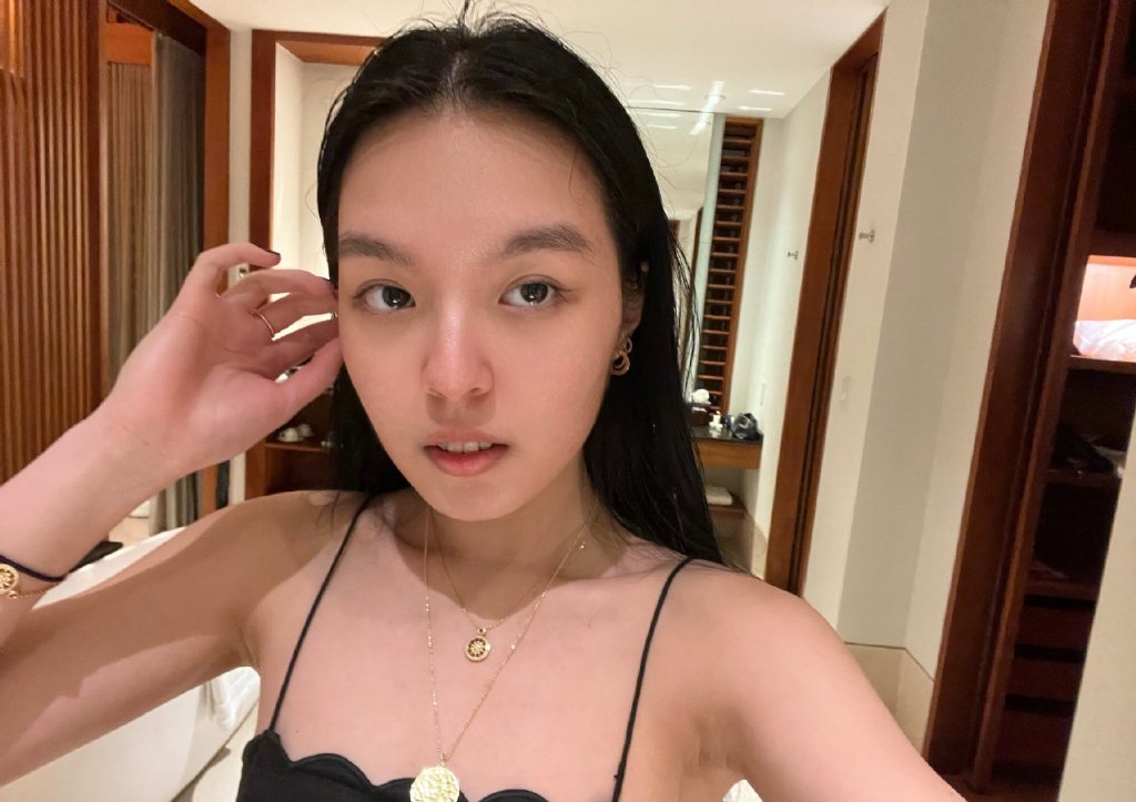 李咏20岁女儿晒美照,穿吊带颜值气质佳,哈文陪法图麦在美国度假