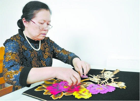 葛巾与玉版》五谷作画绘牡丹非遗传承人秦怀忠创作绳编牡丹非遗传承人