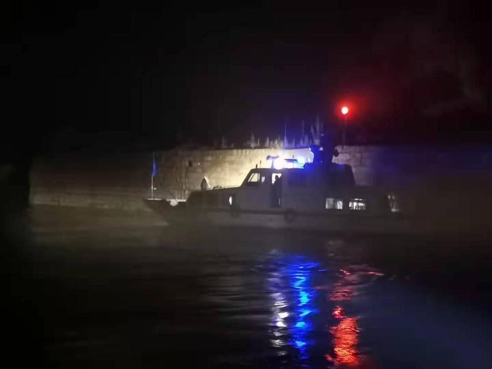 花季少女跳江后不想死了，抱根木头1小时漂7.5公里，8小时才获救休闲区蓝鸢梦想 - Www.slyday.coM