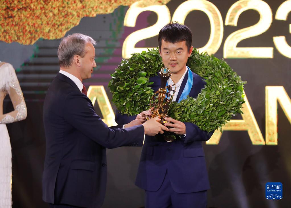 丁立人加冕“世界棋王”后出席颁奖仪式|国际象棋|棋手|新华社_新浪新闻