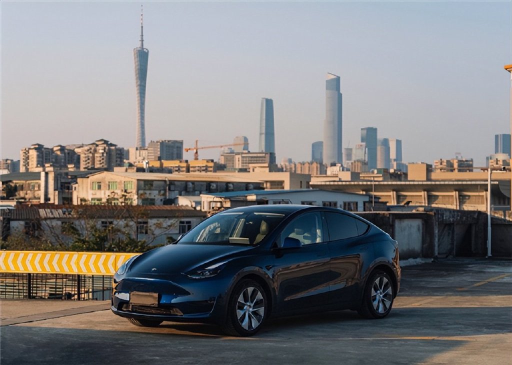 35万买四驱纯电SUV，阿维塔11还是加钱上Model Y？