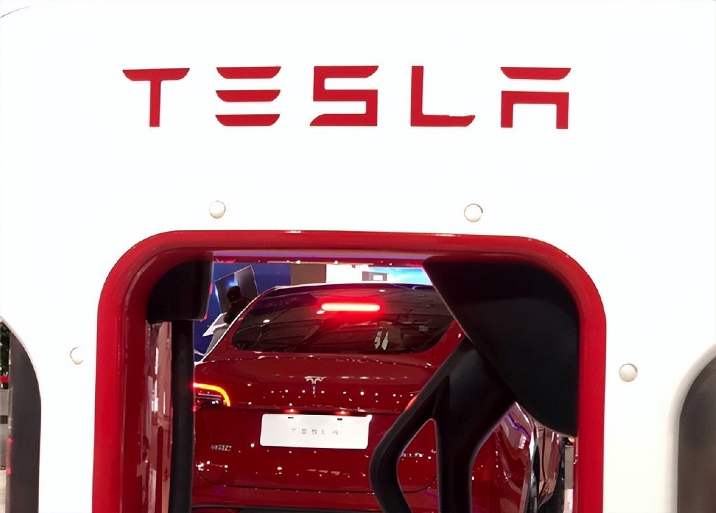 35万买四驱纯电SUV，阿维塔11还是加钱上Model Y？