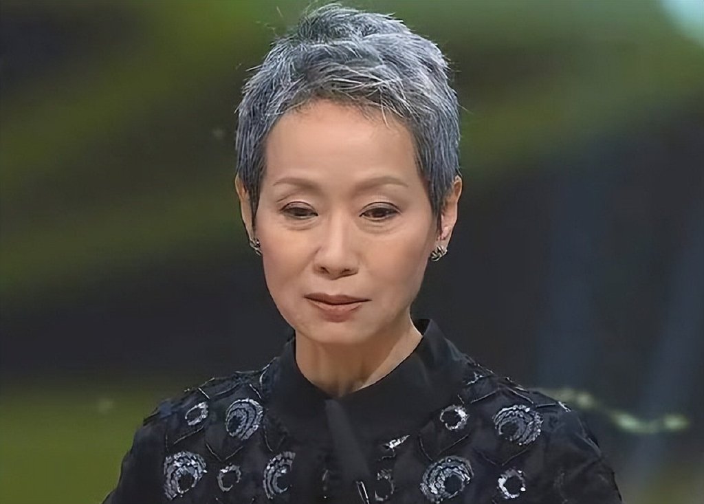 59岁叶童近照一脸疲态,丈夫8次背叛仍不离婚的她,真能幸福吗?