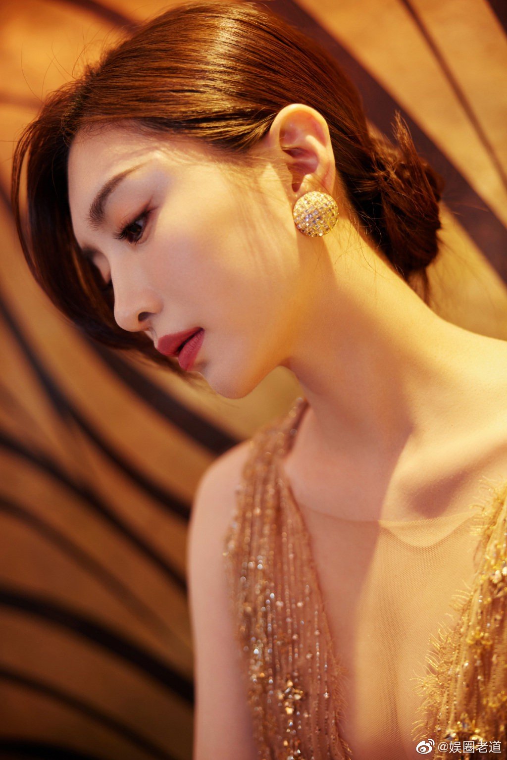 江疏影 身穿深v礼服秀事业线身材曼妙,皮肤白到发光……__财经头条