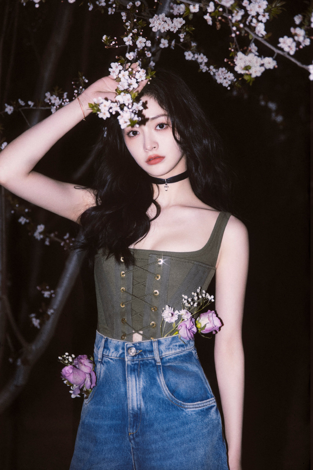 周洁琼身着军绿色吊带配牛仔裤整个人清爽又美艳气质绝佳