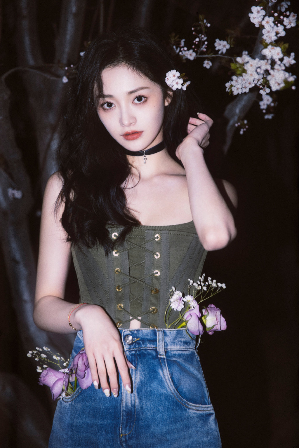 周洁琼身着军绿色吊带配牛仔裤整个人清爽又美艳气质绝佳