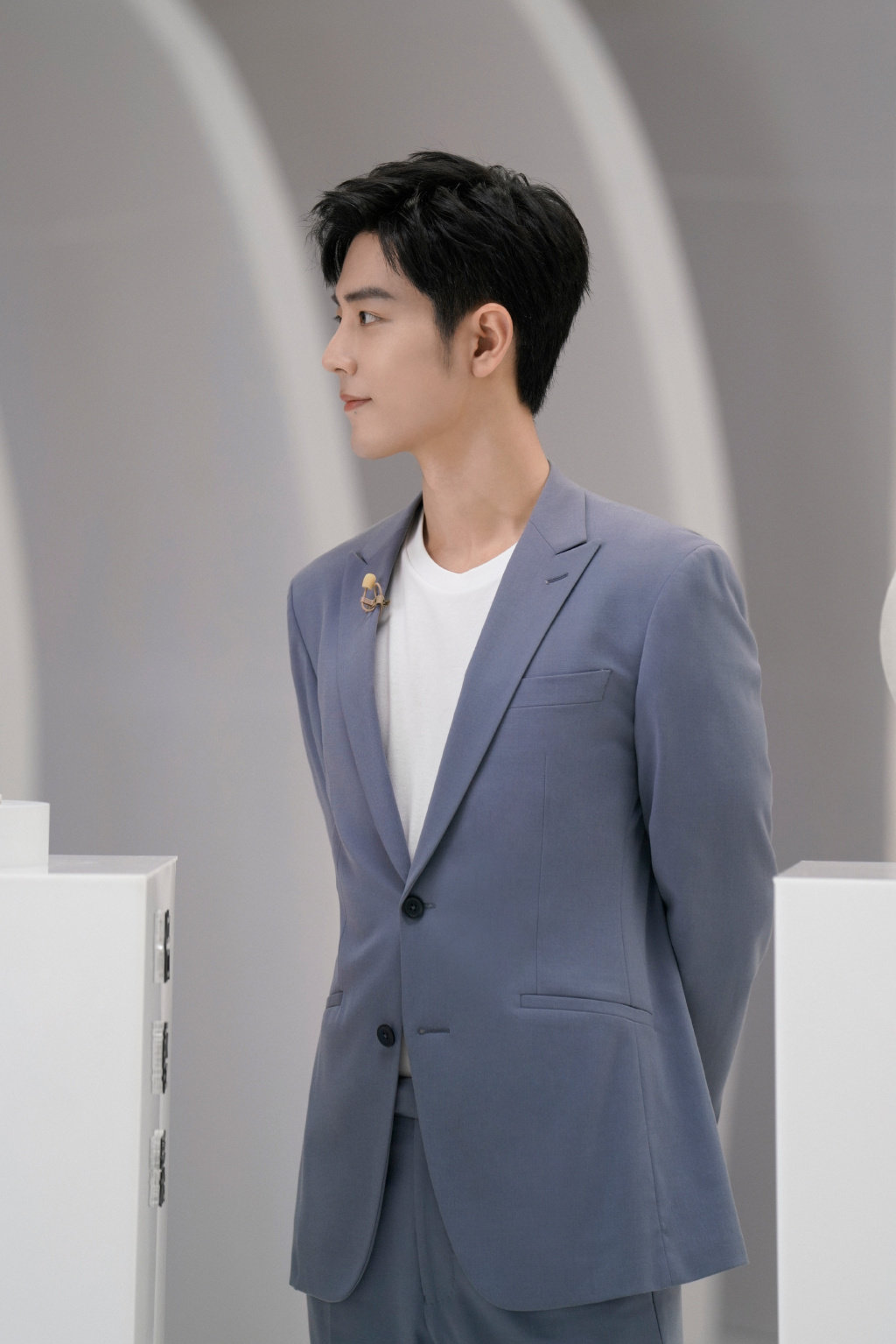肖战身穿蓝灰色西装套装面露微笑绅士帅气