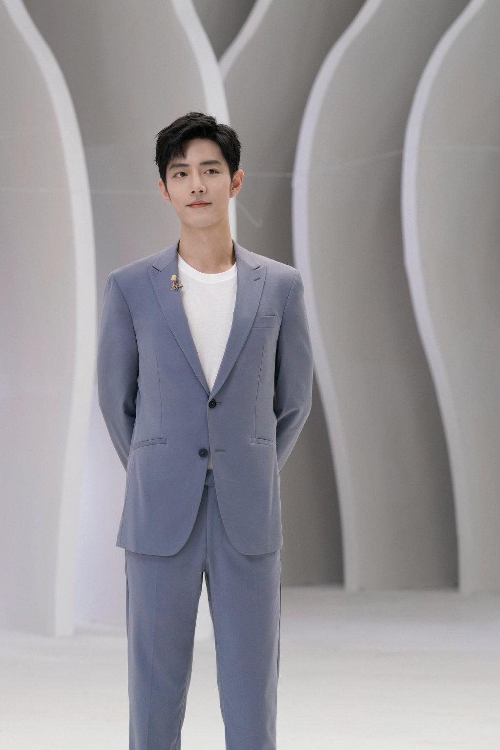 肖战身穿蓝灰色西装套装面露微笑绅士帅气