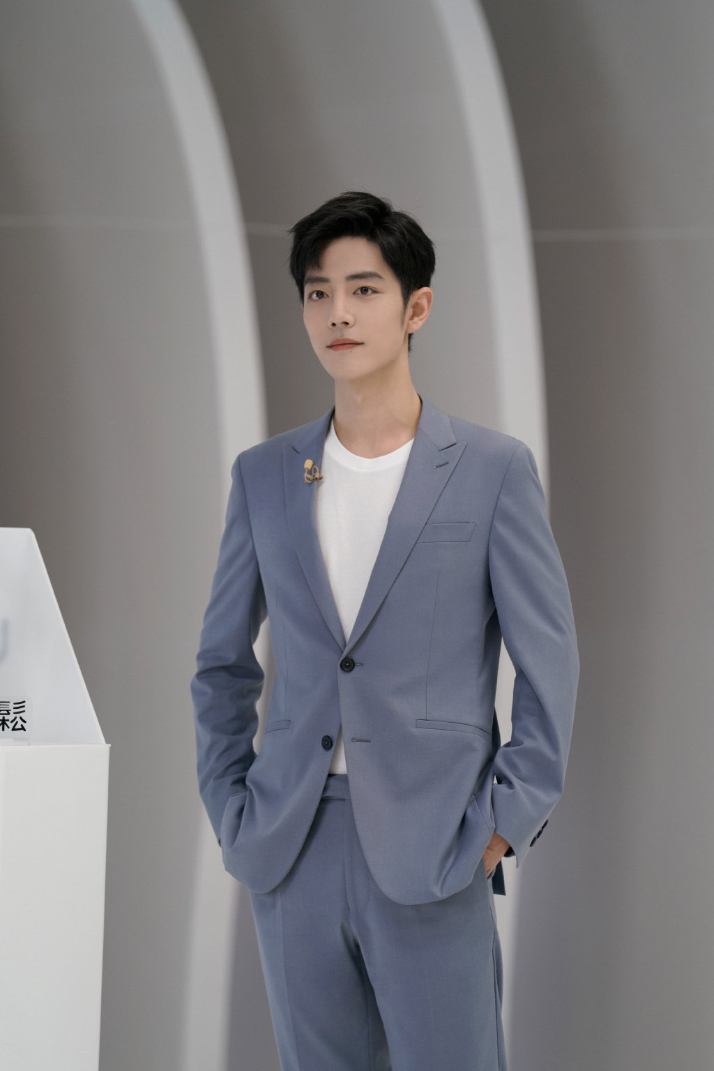 肖战身穿蓝灰色西装套装面露微笑绅士帅气