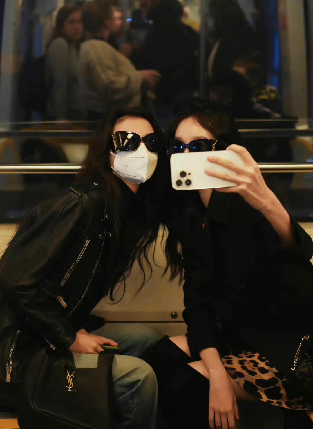 王楚然刘令姿 看秀图 两个美女同框合照,酷酷的女孩!__财经头条