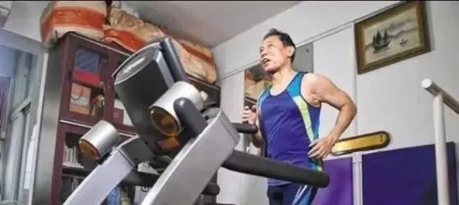 85岁钟南山背影照上热搜,网友:比85年的还挺拔壮实.