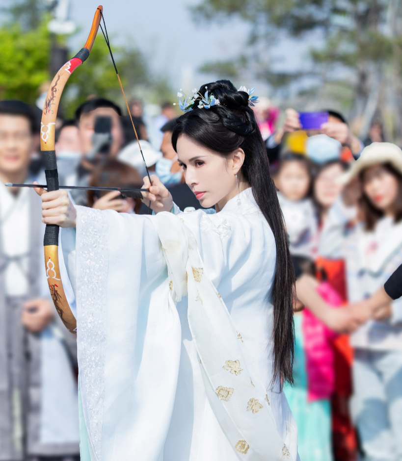 李若彤现身孔庙,穿古装仙气飘飘梦回小龙女,投壶射箭英姿飒爽