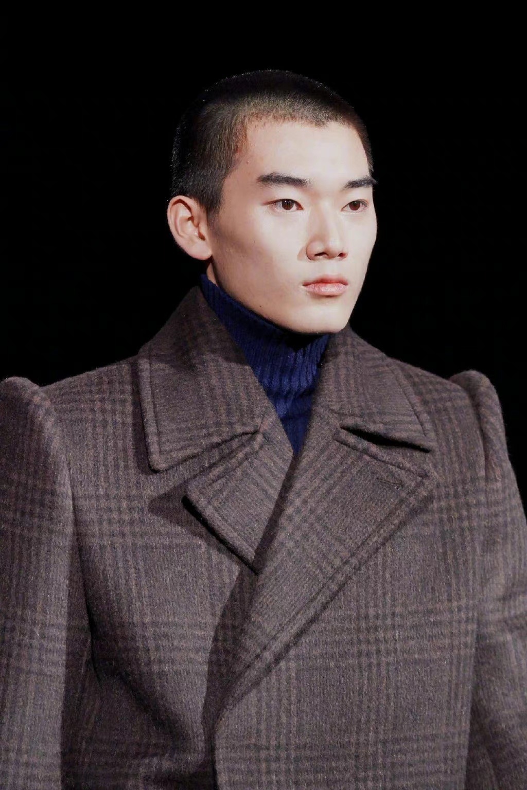 林依轮17岁儿子秀恩爱,金发女友坐腿上超甜蜜,男帅女美很登对