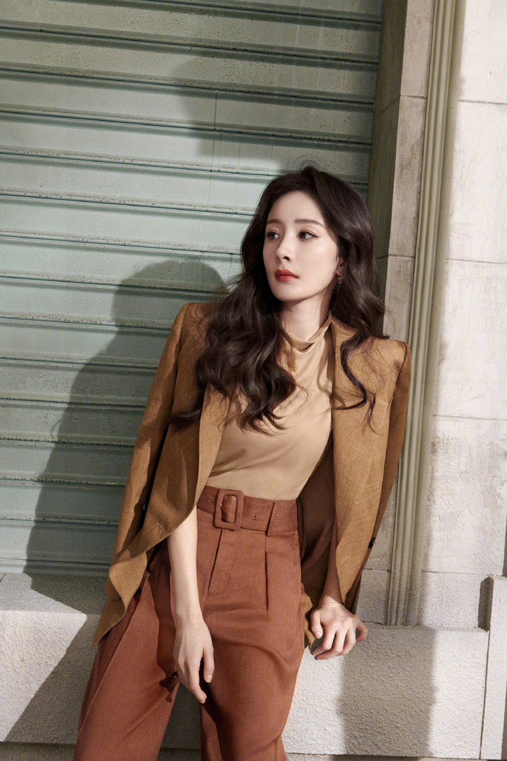 幂姐真的好飒好美啊,说到穿正装最好看的美女……__财经头条