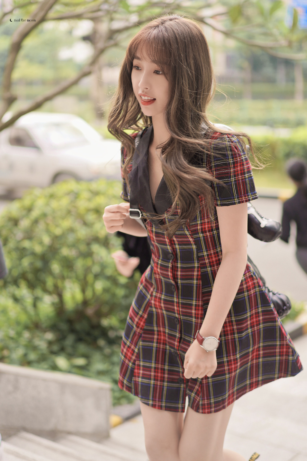 虞书欣|纹格裙灵动街拍