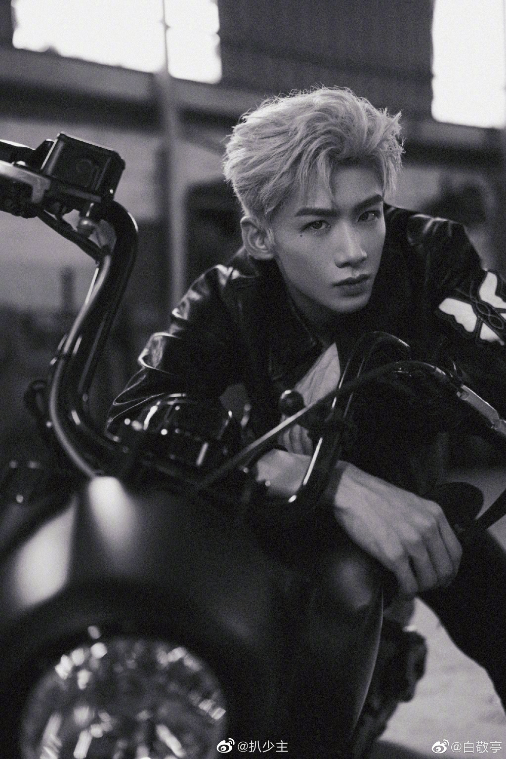 白敬亭请南来北往剧组群演喝奶茶……_高清图集_新浪网